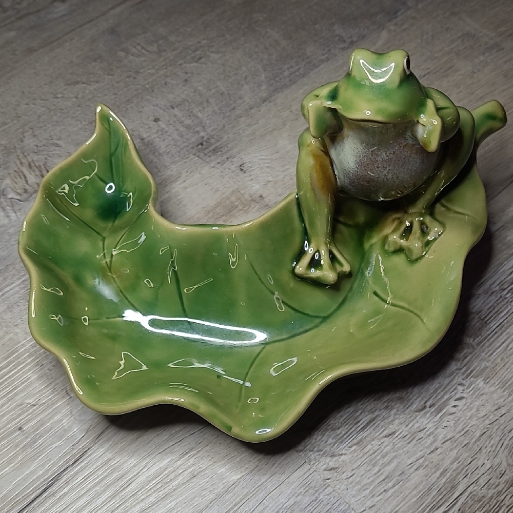 Green Frog Leaf Ceramic Accent